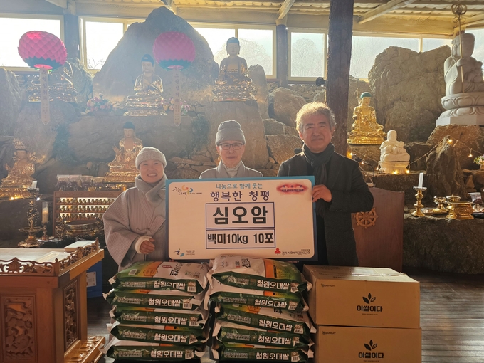 가평군 청평면 심오암은 지난21일 지역 내 어려운 이웃들을 위해 백미 10포대(10kg 들이)를 청평면에 기탁했다. (사진=청평면 행정복지센터 제공)