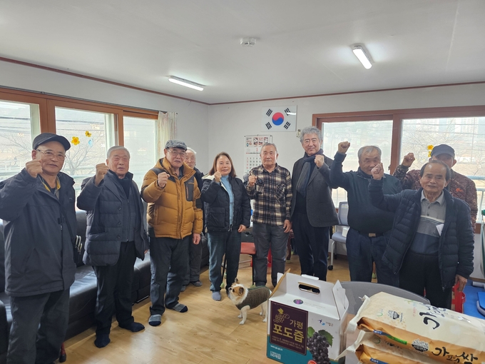 가평군 청평면행정복지센터는 지난 16일부터 21일까지 관내 경로당 28곳을 방문해 지역 어르신들과 소통의 시간을 가졌다. (사진=청평면 행정복지센터 제공)