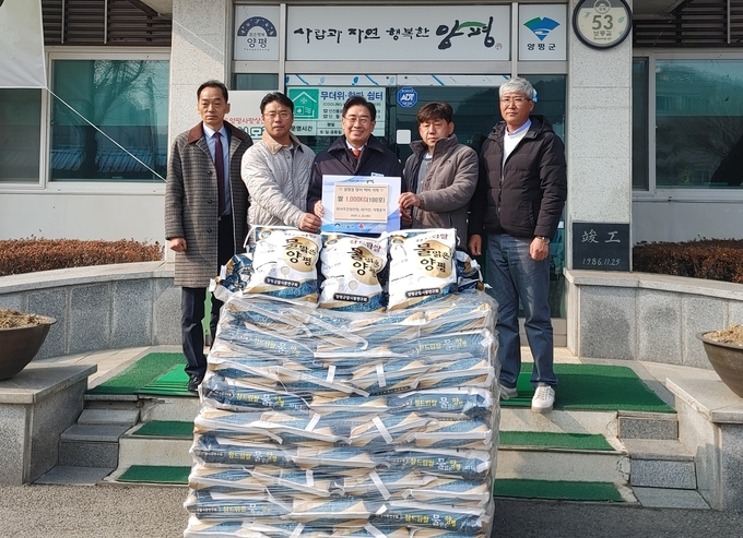 양평군 단월면은 관내 회사 (주)시우건설, (주)기선, 석영중기에서 겨울철 어려움을 겪고 있는 독거노인과 저소득 취약계층을 위해 쌀 1000kg(10kg 100포)를 기탁했다. (사진=단월면 행정복지센터 제공)