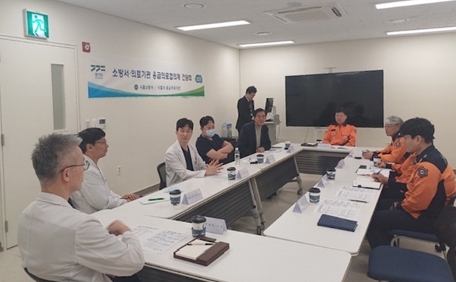 시흥소방서는 설 연휴기간 비상응급 대응을 위해 지역응급의료기관 3개소(시화병원, 센트럴병원, 신천연합병원)와 강소병원 3개소(예진산부인과, 흥케이병원, 웰손병원)을 방문해 소방서·의료기관 응급의료협의체 간담회를 지난 20일부터 오는 24일까지 진행한다고 23일 밝혔다. (사진=시흥소방서 제공)
