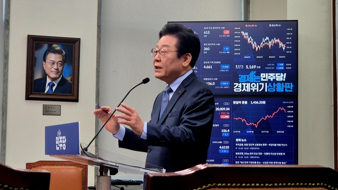 이재명 더불어민주당 대표가 23일 오전 국회에서 신년 기자간담회를 열고 경제 위기 극복을 위한 ‘실용주의적 정책’을 강조하는 발언을 하고 있다. (사진=김한별 기자)