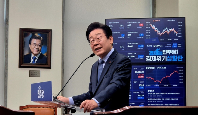 이재명 더불어민주당 대표가 23일 오전 국회에서 신년 기자간담회를 열고 경제 위기 극복을 위한 ‘실용주의적 정책’을 강조하는 발언을 하고 있다. (사진=김한별 기자)