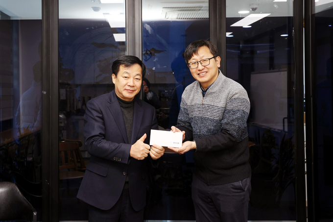 군포시의회 김귀근 의장(왼쪽)이 군포남자중장기청소년쉼터를 방문해 위문품을 전달하고 있다. (사진=군포시의회 제공)