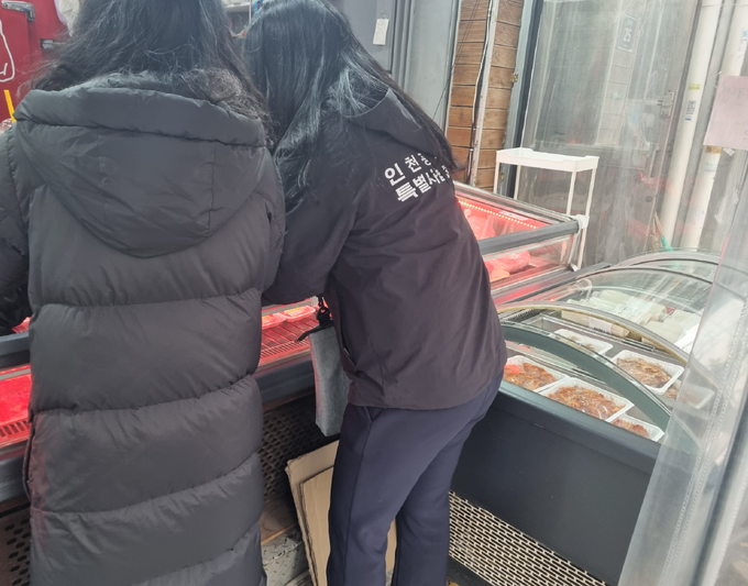 인천시 특별사법경찰이 축산물 판매업체를 단속하고 있다. ( 사진 = 인천시 제공 )