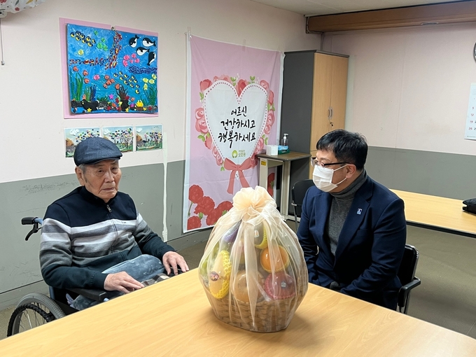 23일 김현수 수원시 제1부시장이 오성규 애국지사를 위문하고 있다. (사진=수원시 제공)