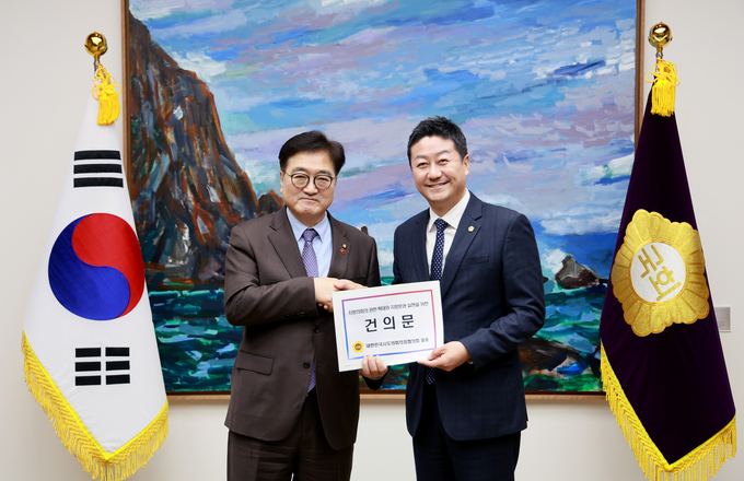 김진경 경기도의회 의장이 23일 국회에서 우원식 국회의장에게 지방의회법 제정, 의원 1인당 1명으로 정책지원관 확대 등을 요청하는 내용이 담긴 건의문을 전달하고 있다. (사진=경기도의회 제공) 