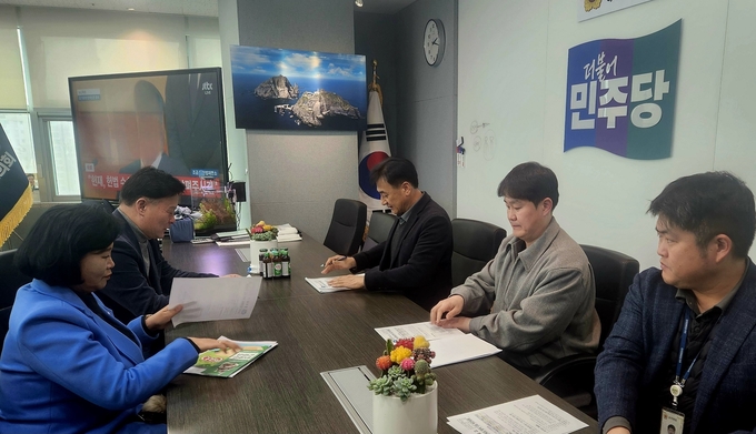 지난 21일 경기도의회에서 경기도의회 정윤경(민주·군포1·왼쪽 1번째) 부의장이 최종현(수원7·왼쪽 2번째) 민주당 대표의원이 경기도 관계자들로부터 업무보고를 받고 있다. (사진=경기도의회 제공)