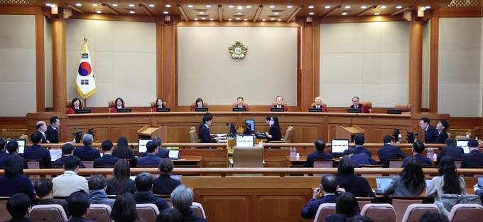 문형배 헌법재판소장 직무대행을 비롯한 헌법재판관들이 23일 서울 종로구 헌법재판소에서 열린 윤석열 대통령 탄핵심판 4차 변론에 자리하고 있다. (사진=사진공동취재단)