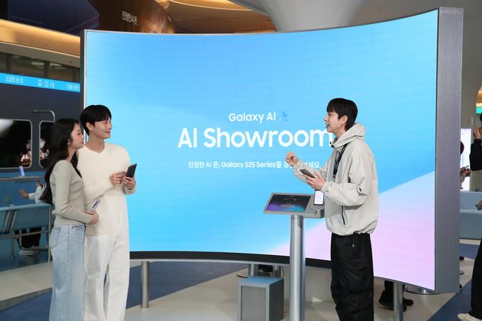 방문객들이 갤럭시 스튜디오에서 AI 기능을 체험하는 모습. (사진=삼성전자 제공)
