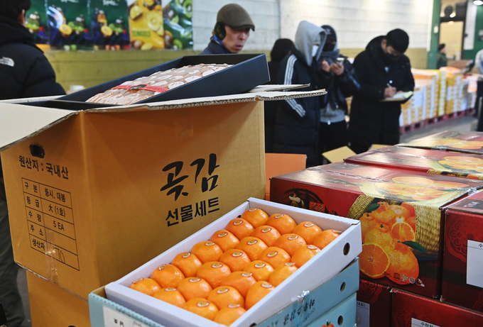  설 연휴를 앞둔 22일 오전 구리시 구리농수산물도매시장에서 시민들이 설 선물용 과일을 고르고 있다. (사진=옥지훈 기자)