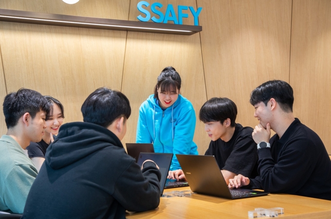 삼성청년SW아카데미(SSAFY) 교육생들이 생성형 AI, 로봇 관련 협업 프로젝트를 진행하고 있다. (사진=삼성전자 제공)