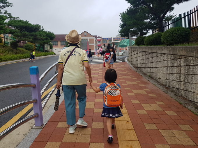 경기 행복마을지킴이가 아동 등하교 지원 활동을 하고 있다. (사진=경기도 제공)