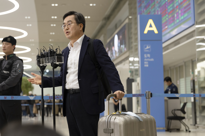 24일 오후 인천국제공항에서 김동연 경기도지사가 다보스포럼 관련 브리핑을 하고 있다. (사진=경기도 제공)