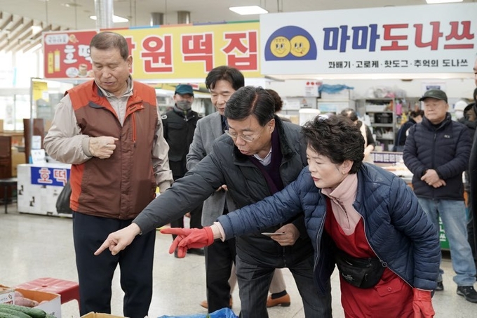 신상진 성남시장이 설 명절을 앞두고 관내 7개 전통시장을 차례로 방문했다. (사진=성남시 제공)