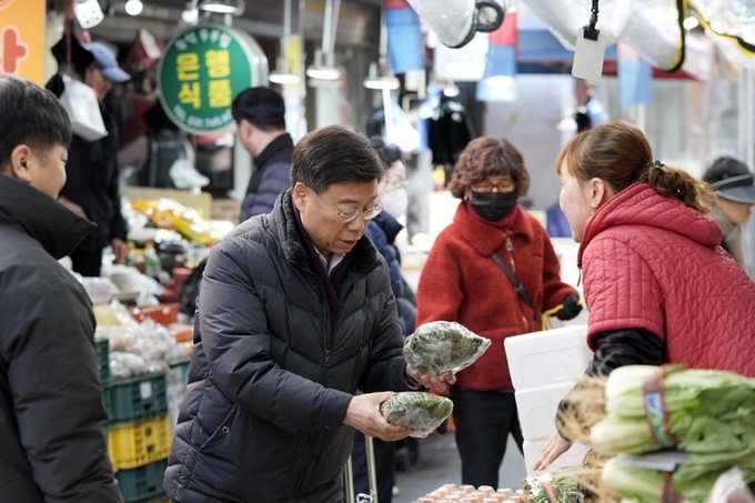 신상진 성남시장이 설 명절을 앞두고 관내 7개 전통시장을 차례로 방문했다. (사진=성남시 제공)