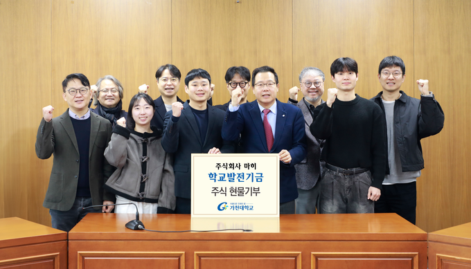 가천대 스타트업칼리지 학생 창업팀 ‘주식회사 마히’가 지난 20일 대학 가천관에서 대학발전기금을 윤원중 부총장에게 전달하고 기념사진을 촬영하고 있다. (사진=가천대 제공)