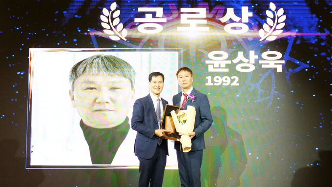 분당 차병원 윤상욱 원장(사진 오른쪽)이 총동창회 공로상을 받고 기념사진을 촬영하고 있다. (사진=분당차병원 제공)