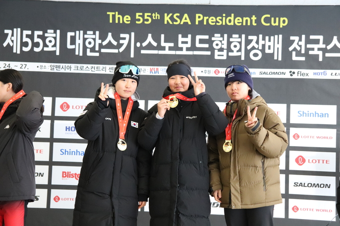 27일 강원도 평창군 알펜시아 크로스컨트리 경기장서 진행된 제55회 대한스키·스노보드협회장배 전국스키대회 크로스컨트리 여자 15세 이하부 15㎞ 계주에서 우승을 차지한 평택 세교중 선수들이 기념 사진을 찍고 있다. (사진=경기도스키협회 제공)