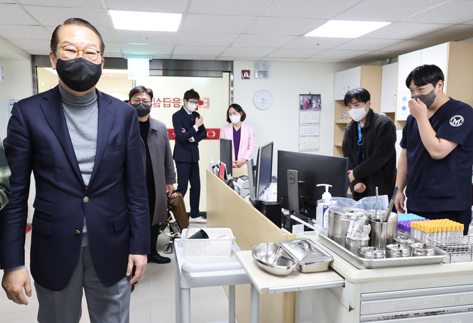 권영세 국민의힘 비상대책위원장이 27일 오후 서울 영등포구 인봉의료재단 영등포병원을 방문, 설 연휴 응급의료체계 현장점검을 하고 있다. (사진=연합뉴스)