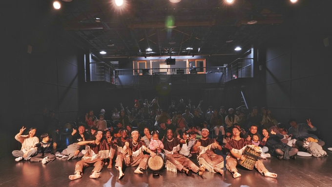 지난해 플랫폼 초이스 릴리와 함께 서아프리카 예술여행 공연 모습. ( 사진 = 인천문화재단 제공 )