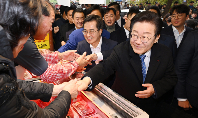 지난해 11월 21일 오전 수원시 팔달구 못골종합시장에서 이재명 더불어민주당 대표, 김동연 경기도지사가 상인들과 인사하고 있다. (사진=옥지훈 기자)