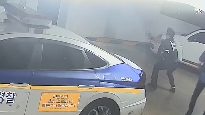  난폭운전을 벌인 운전자의 차량 바퀴에 실탄을 발사해 제압을 시도하고 있는 경기남부경찰청 소속 경찰관. (사진=경기남부경찰청 제공)