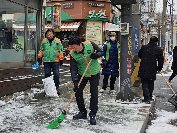 조용익 부천시장이 설연휴 자율방재단과 함께 제설작업에 동참하고 있다. (사진=부천시 제공)