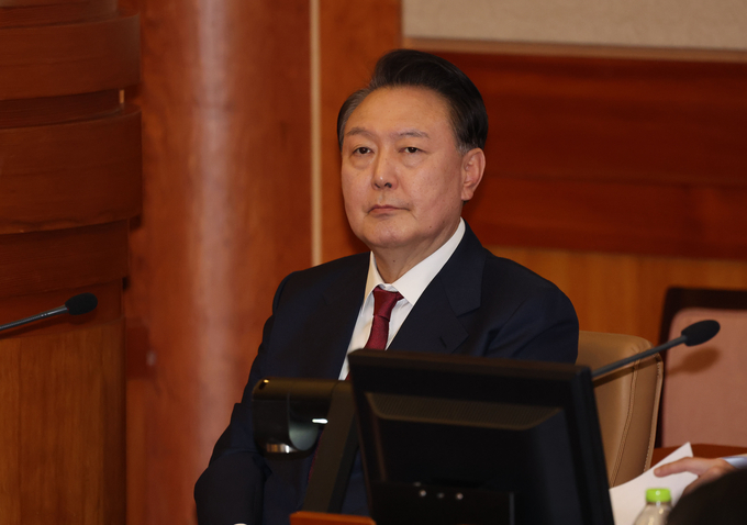 윤석열 대통령이 지난달 23일 오후 서울 종로구 헌법재판소 대심판정에서 열린 탄핵심판 4차 변론기일에 출석해 있다. (사진=사진공동취재단)