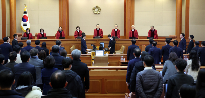 문형배 헌법재판소장 직무대행을 비롯한 헌법재판관들이 지난달 23일 서울 종로구 헌법재판소에서 열린 윤석열 대통령 탄핵심판 4차 변론에 자리하고 있다. (사진=사진공동취재단)