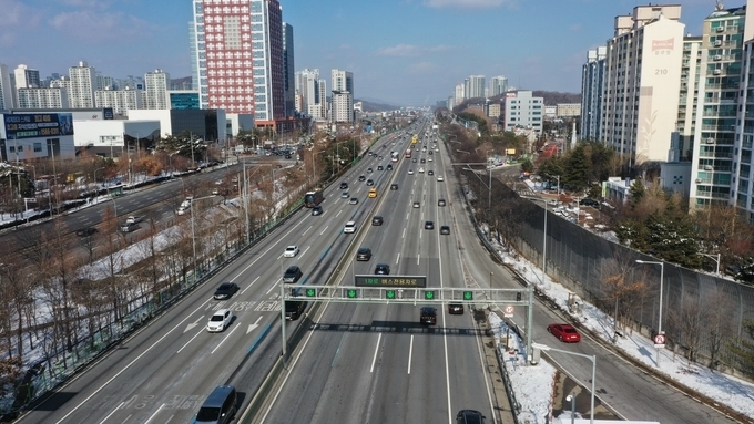 설날 당일인 지난달 29일 오후 용인시 경부고속도로 서울방향 죽전휴게소 인근에서 귀경하는 차량들이 이동하고 있다. (사진=옥지훈 기자)