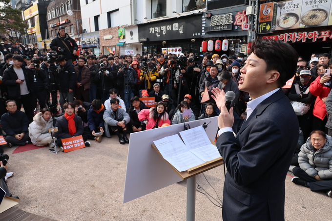 이준석 개혁신당 의원이 2일 서울 마포구 홍대 레드로드 버스킹거리에서 정치 현안 관련 기자회견을 하고 있다. (사진=연합뉴스)