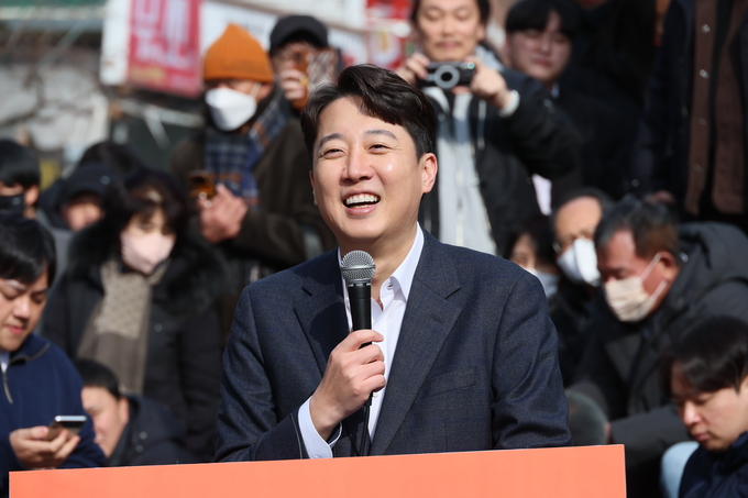  이준석 개혁신당 의원이 2일 서울 마포구 홍대 레드로드 버스킹거리에서 정치 현안 관련 기자회견을 하고 있다. (사진=연합뉴스)