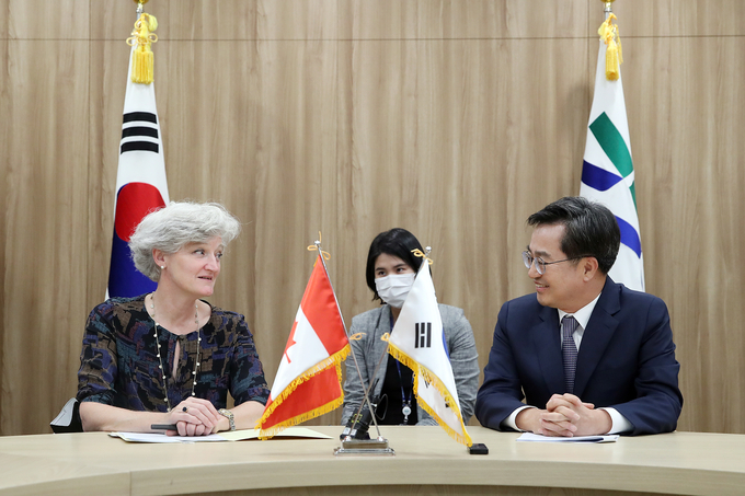 지난 2022년 9월 경기도청 도지사 집무실에서 김동연 경기도지사가 타마라 모휘니 당시 주한 캐나다 대사대리를 접견하고 환담을 나누고 있다. (사진=경기도 제공)