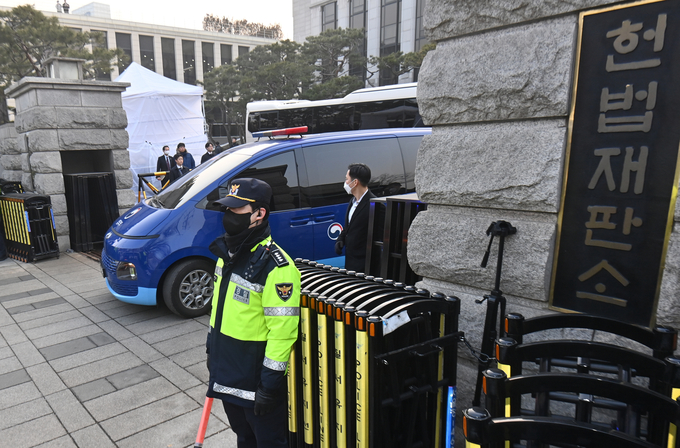 지난달 21일 오후 탄핵심판 3차 변론을 마친 윤석열 대통령을 태운 법무부 호송차량이 서울 종로구 헌법재판소 입구를 빠져나가고 있다. (사진=옥지훈 기자)