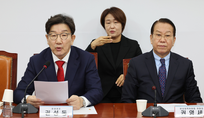 권성동 국민의힘 원내대표가 3일 국회에서 열린 비상대책위원 회의에서 발언하고 있다. 오른쪽은 권영세 비상대책위원장. (사진=연합뉴스)