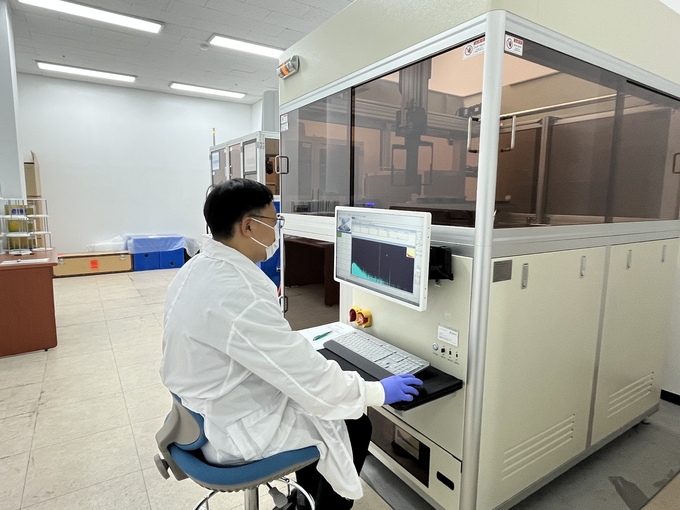 인천시 보건환경연구원이 수거한 유통·판매 식품을 대상으로 방사능 안전성 검사를 진행하고 있다. ( 사진 = 인천시 제공 )