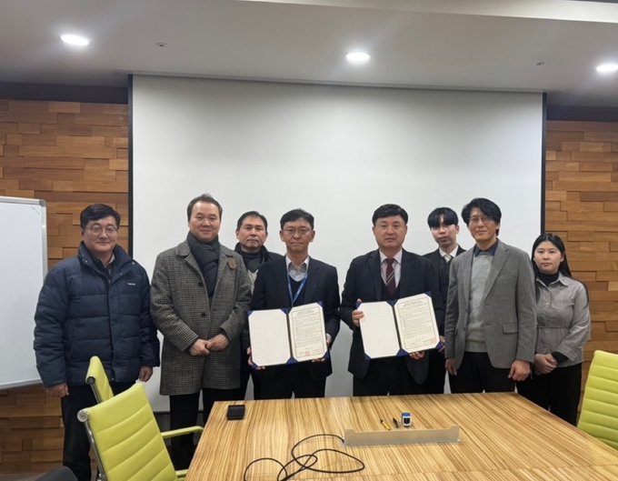 오산대학교-한솔아이원스(주) 외국인 전문 인재 양성을 위한 업무협약 체결. (사진=오산대학교 제공)
