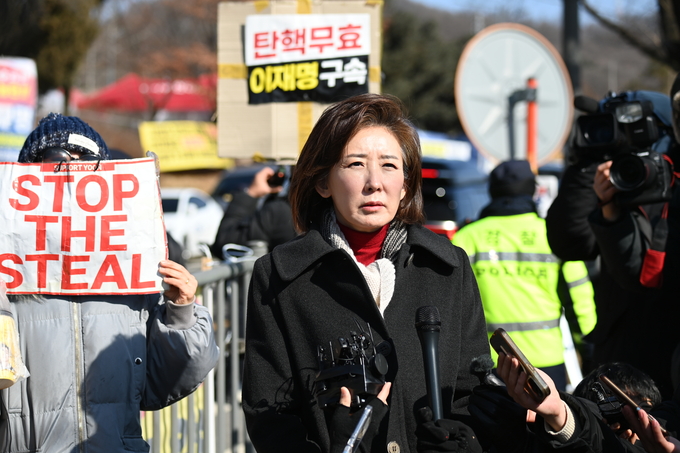 나경원 국민의힘 의원이 3일 의왕시 서울구치소 앞에서 권영세 비상대책위원장·권성동 원내대표와 함께 윤석열 대통령을 접견한 뒤 취재진과 만나 관련 입장을 밝히고 있다. (사진=옥지훈 기자)
