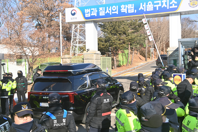 나경원 국민의힘 의원이 탑승한 차량이 3일 윤석열 대통령 접견을 위해 의왕시 서울구치소 안으로 진입하고 있다. (사진=옥지훈 기자)