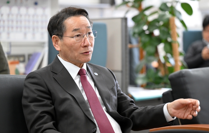 3일 유정복 인천시장이 시청 기자실에서 기자간담회를 열고 있다. ( 사진 = 인천시 제공 )