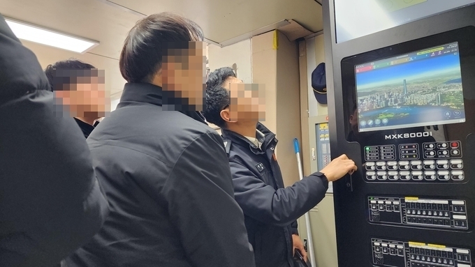  3일 경기도소방재난본부가 안산 소재 의약품 제조업체인 에스티팜 공장을 찾아 화재 경보기 시스템을 점검하는 모습. (사진=박진석 기자)