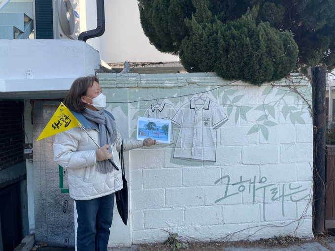 '행궁동 왕의 골목여행' 해설하는 모습. (사진=수원문화재단 제공)