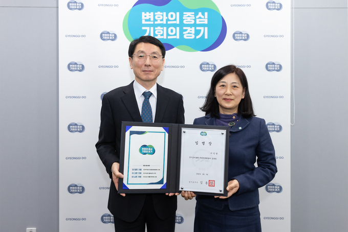 김성중 경기도 행정1부지사가 3일 이인영 신임 경기도의료원 의정부병원장에 임명장을 전달한 뒤 기념촬영을 하고 있다. (사진=경기도 제공)