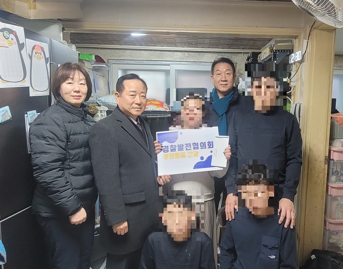 성남수정경찰서가 경찰발전협의회와 협력, 관내 저소득 가정 두 곳에 총 100만 원의 후원금을 전달했다. (사진=수정경찰서 제공)