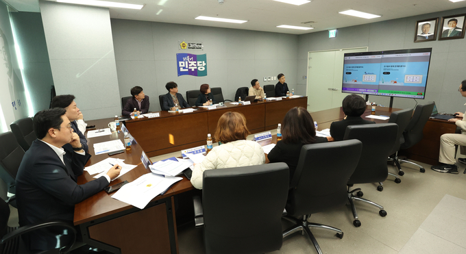경기도의회 더불어민주당 수석대표단이 지난 3일 경기도의회에서 간담회를 주재하고 있다. (사진=경기도의회 제공)