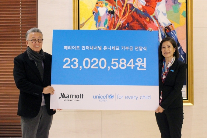 알로프트 서울 명동에서 조미진 유니세프 한국위원회 사무총장(오른쪽)과 남기덕 메리어트 인터내셔널 한국, 필리핀, 베트남 지역 대표(왼쪽)가 기금 전달식을 진행했다. (사진=유니세프 한국위원회 제공)