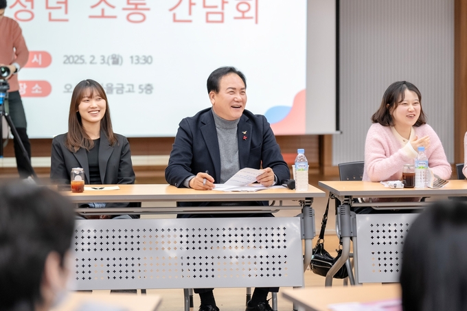 이권재 오산시장이 MG오산새마을금고에서 청년 50명과 소통간담회를 진행하고 있다. (사진=오산시 제공)