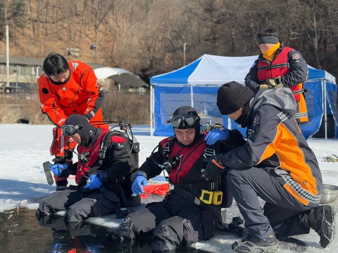 구리소방서는 4일부터 6일까지 3일에 걸쳐 남양주 오납읍 소재 오남저수지에서 겨울철 수난사고 대응능력 강화를 위한 ‘2025년 동계 수난 특별구조훈련’을 진행한다. (사진=구리소방서 제공)