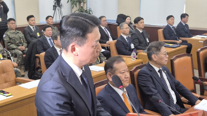 김대경 대통령경호처 지원본부장이 4일 국회에서 열린 내란국조특위 2차 청문회 증인으로 출석해 긴장한 표정으로 노상원 전 정보사령관에게 비화폰이 제공됐는지 등에 대한 질문을 경청하고 있다. (사진=김한별 기자)