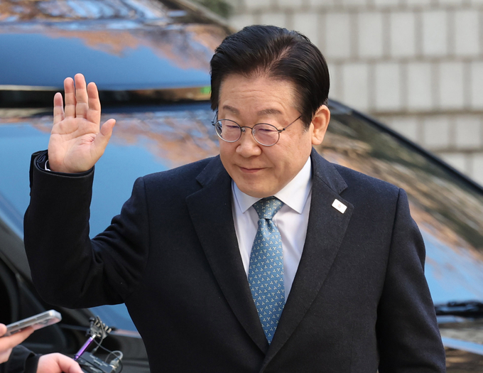 이재명 더불어민주당 대표가 4일 오전 서울 서초구 서울중앙지방법원에서 열린 '대장동 배임·성남FC 뇌물' 1심 속행 공판에 출석하기 위해 법원 청사에 도착한 뒤 지지자들을 향해 손을 들어 인사하고 있다. (사진=연합뉴스)